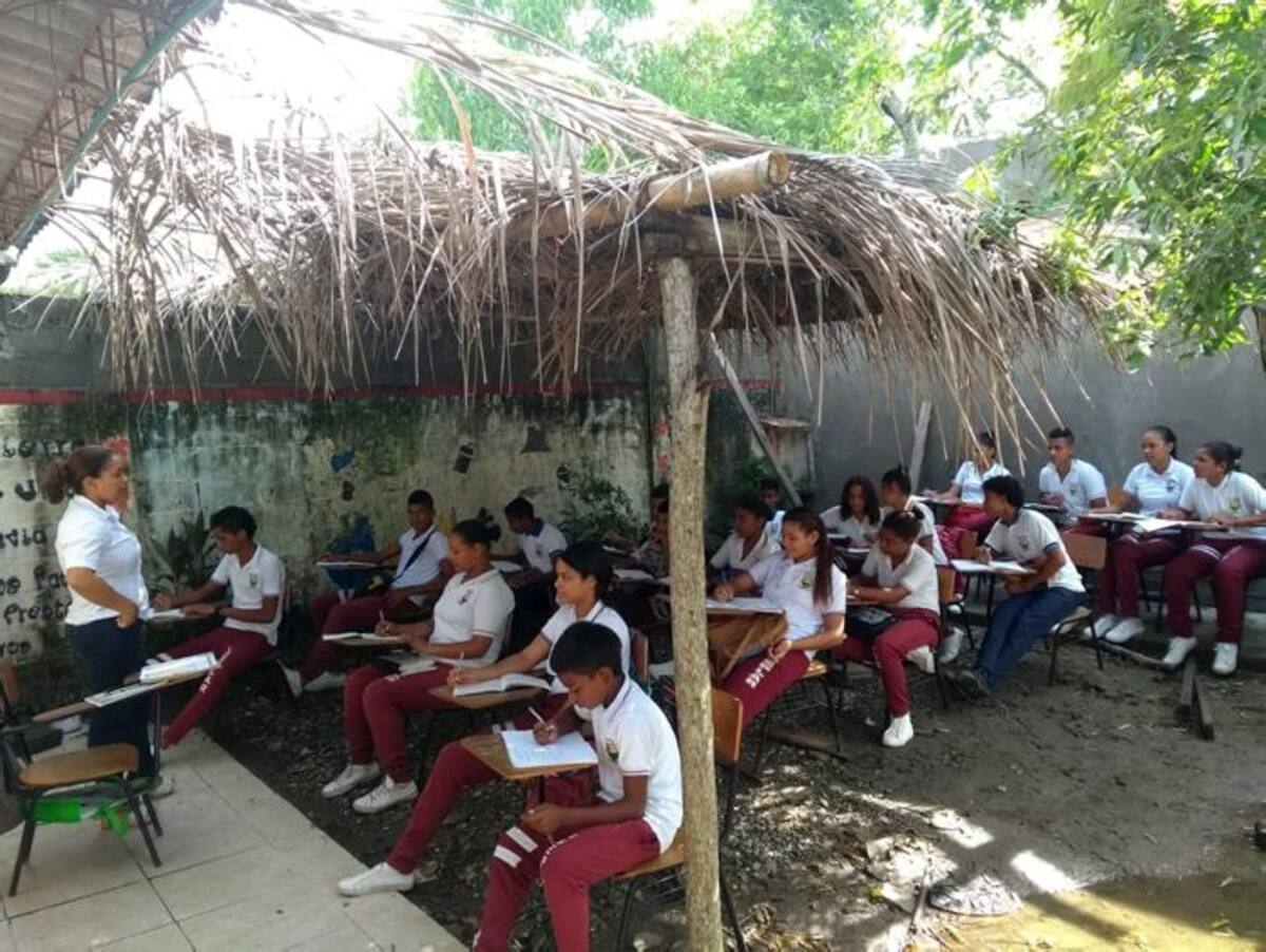 Los directivos y profesores han tenido que usar su dinero para tener materiales con que trabajar en las jornadas. Cortesía