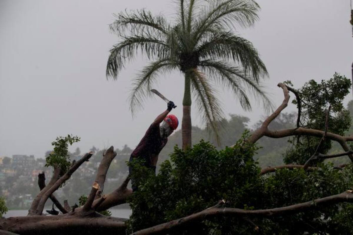 Huracán Isaías sacude Turcos y Caicos en su avance hacia Bahamas