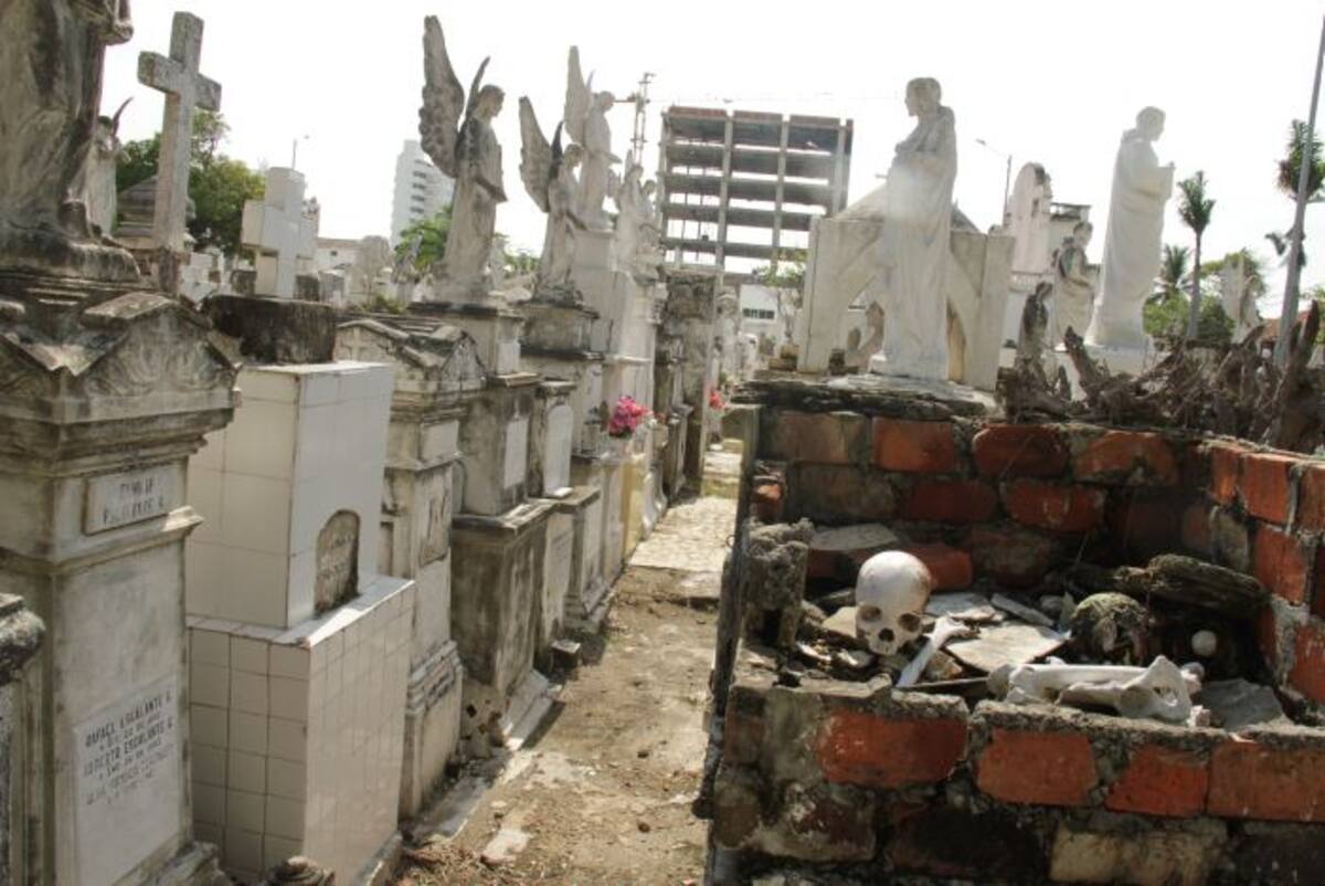 Algunas tumbas y mausoleos no son atendidas por los familiares de los difuntos. foto luis aparicio
