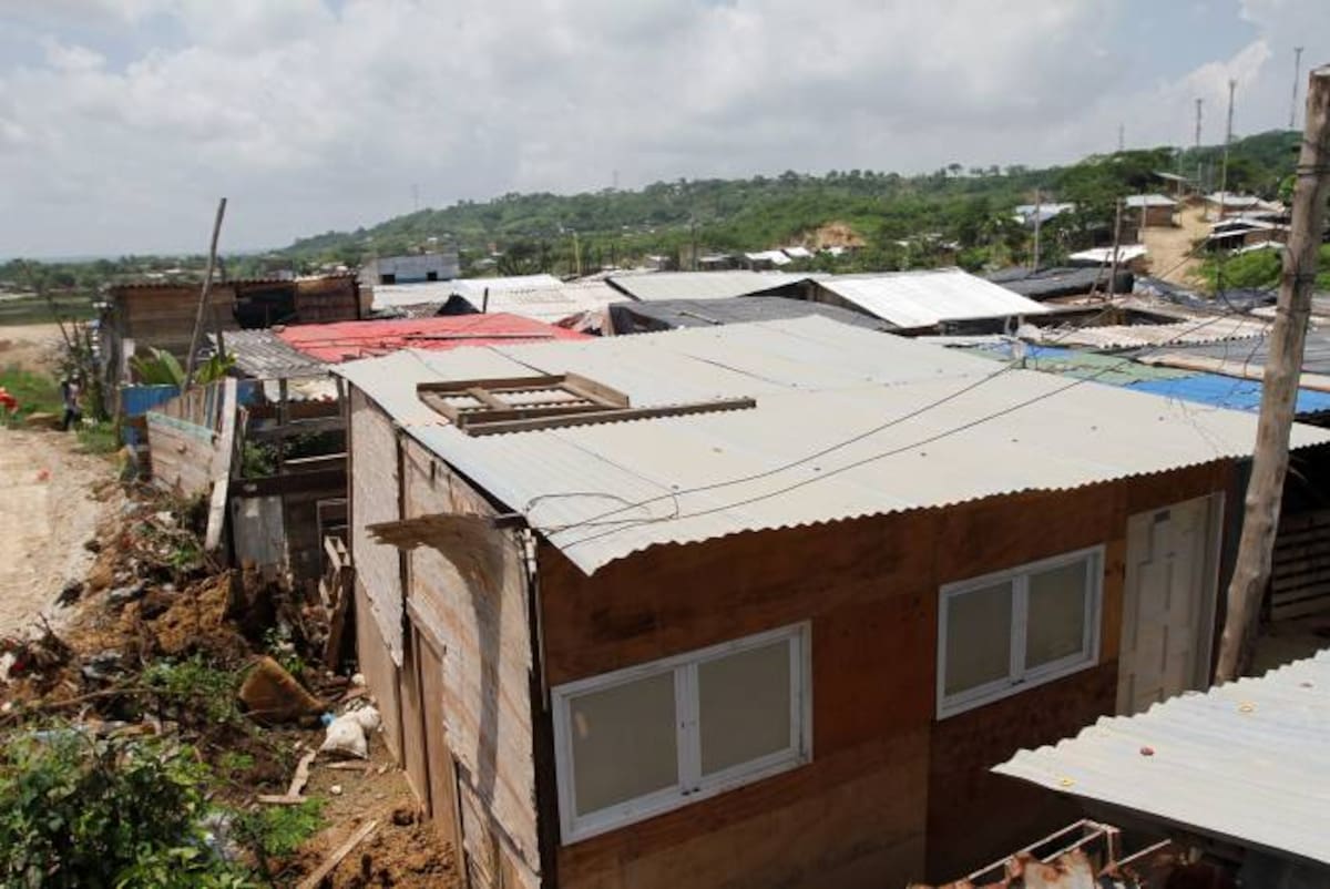 El barrio Campo Elías Terán está conformado por 70 casas, la mayoría de las cuales están hechas de madera y zinc. El poblado está en un terreno del Distrito que fue invadido hace cerca de tres años y no cuenta con servicios públicos legales. AROLDO MESTE ALCÁNTARA - EL UNIVERSAL