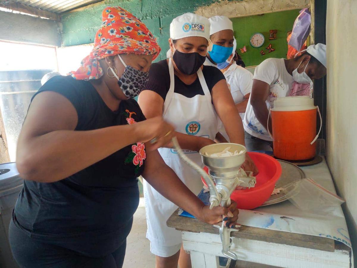Con el ñame y la yuca hacen harina, lasañas, tortas, brownies, chicha, buñuelos, pizzas, croquetas, flan y comida para cerdo y vacas.
