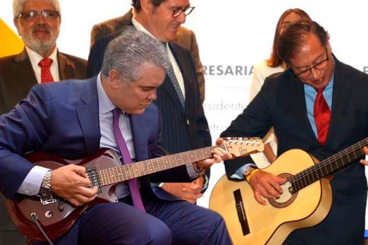 ¡Al estilo Duque! Petro tocó la guitarra durante reunión con empresarios