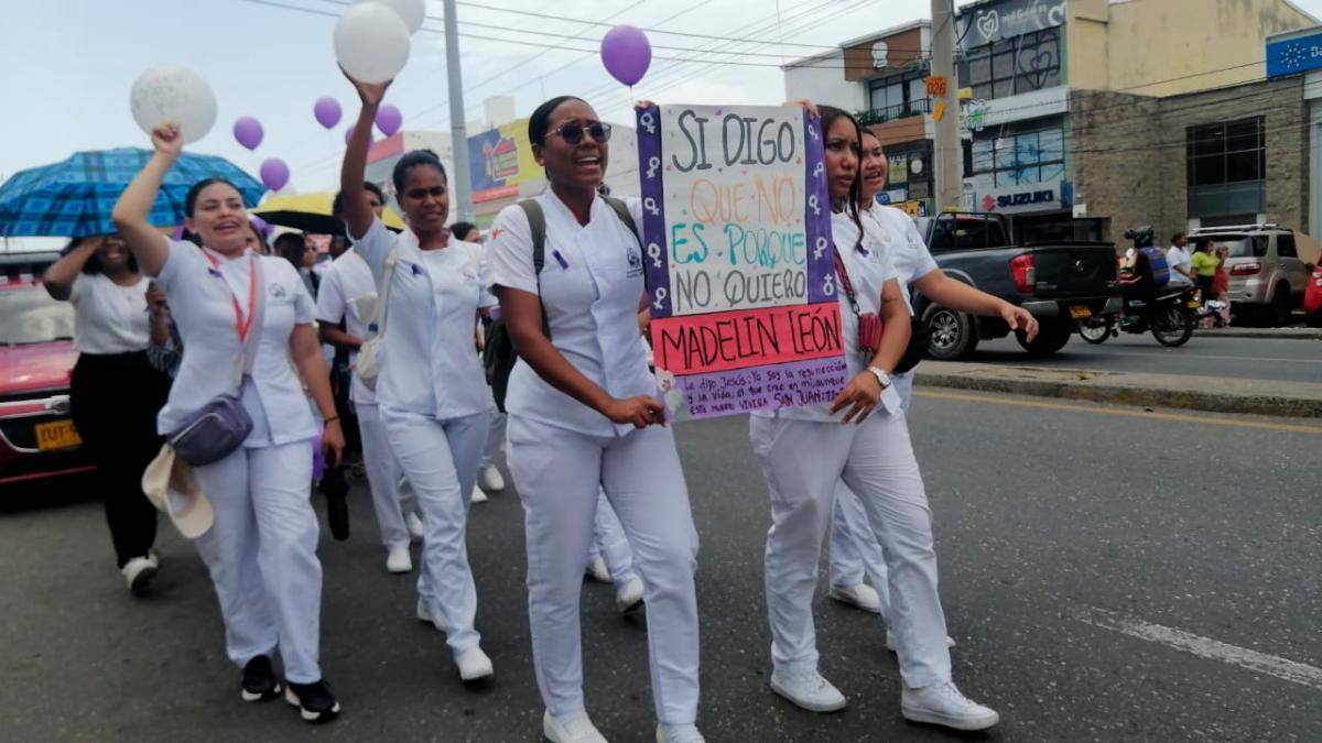 Plantón realizado esta tarde del miércoles por compañeras de estudio de Madelin pidiendo justicia. //JAVIER GARCÍA//EL UNIVERSAL.