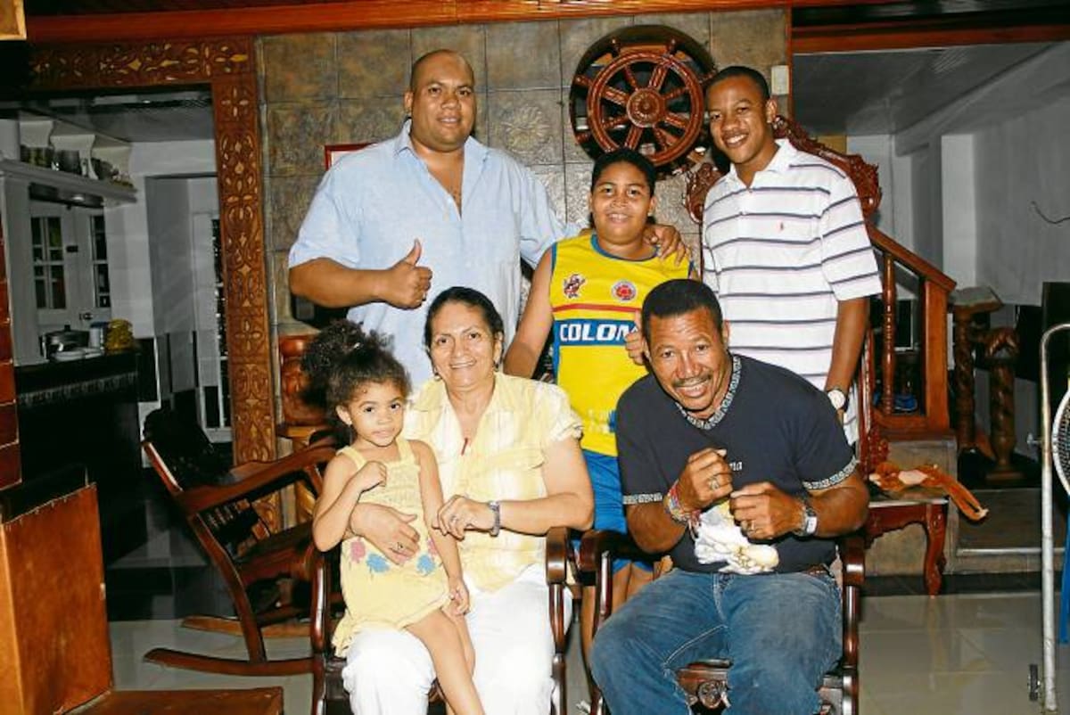 El Bony aparece junto a su esposa Aurora Castaño; su nieta Juliana Ávila; su hijo Bonifacio Ávila Castaño y sus nietos: William Echeverría y Tony Ávila Castro.