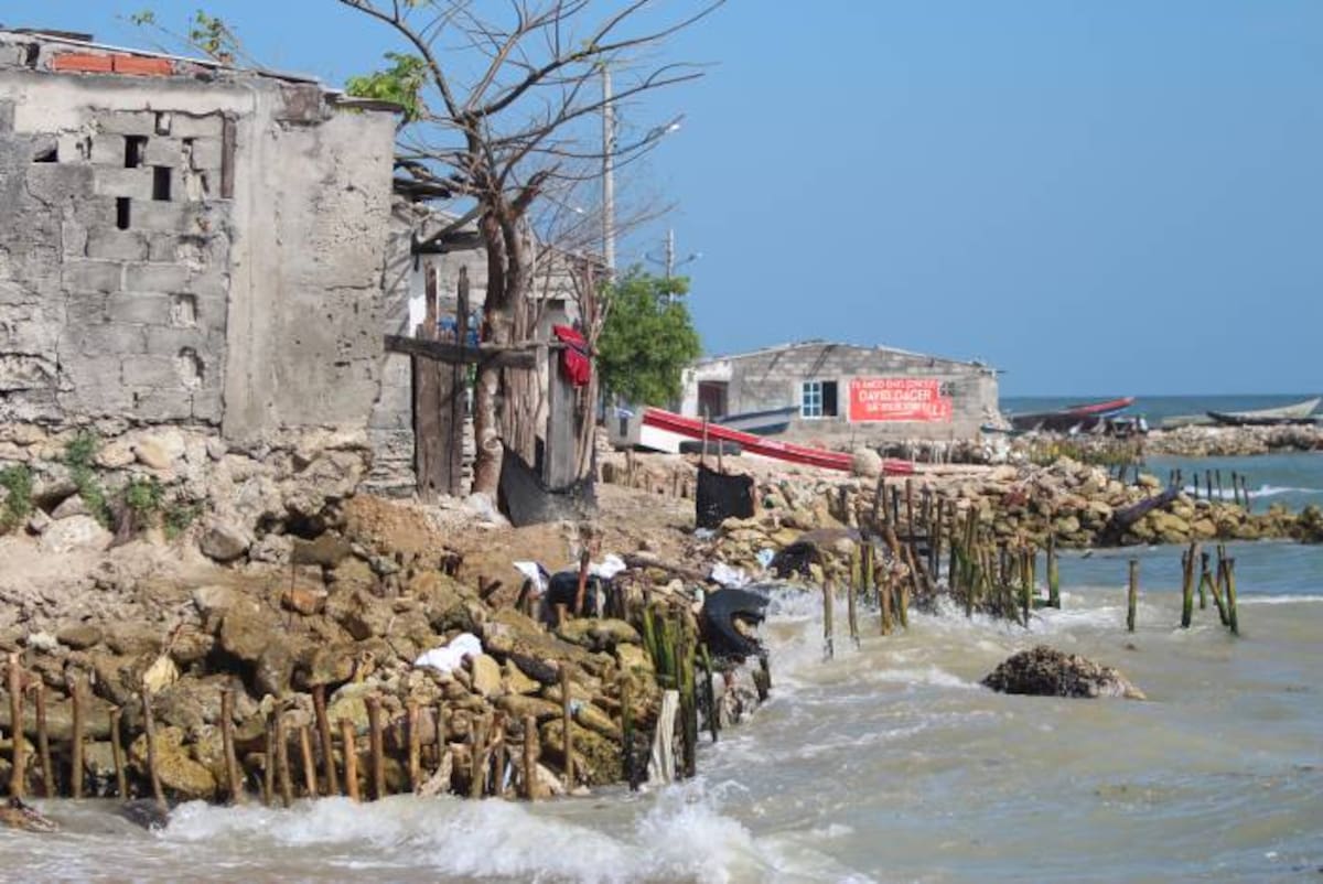 El mar está cada vez más cerca de las casas de los nativos de Tierra Bomba. EL UNIVERSAL, GERMÁN GÓMEZ POLO