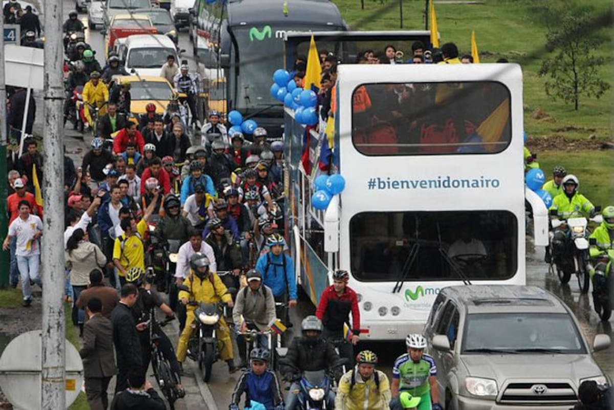 Las personas rodeaban el bus en el que iba el ciclista colombiano. COLPRENSA