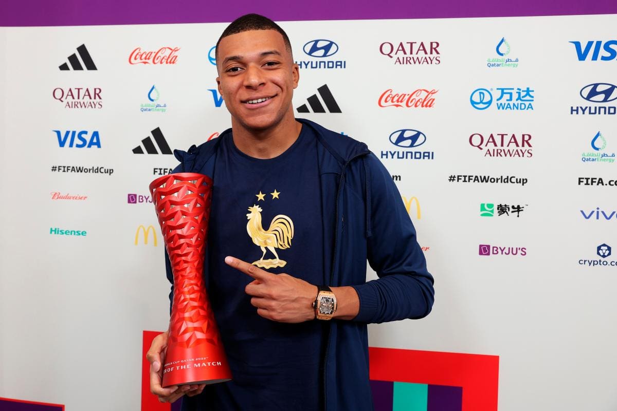 Curioso: por esto Kylian Mbappé se toma las fotos con el trofeo al revés