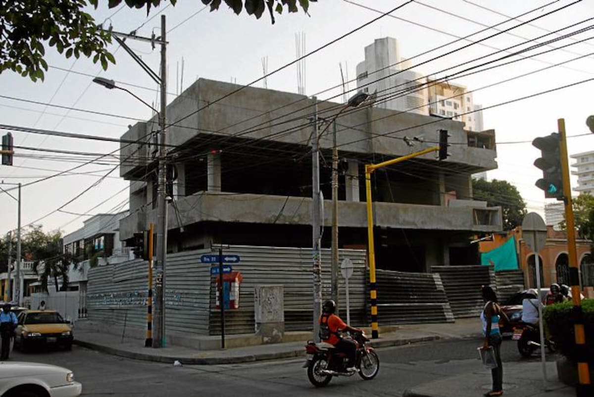Este inmueble en la esquina de la Cuarta Avenida con Carrera 22, en Manga, está en la mira de las autoridades distritales por aparente violación de las normas urbanísticas. ÓSCAR DÍAZ, GENTE BAHÍA-EL UNIVERSAL