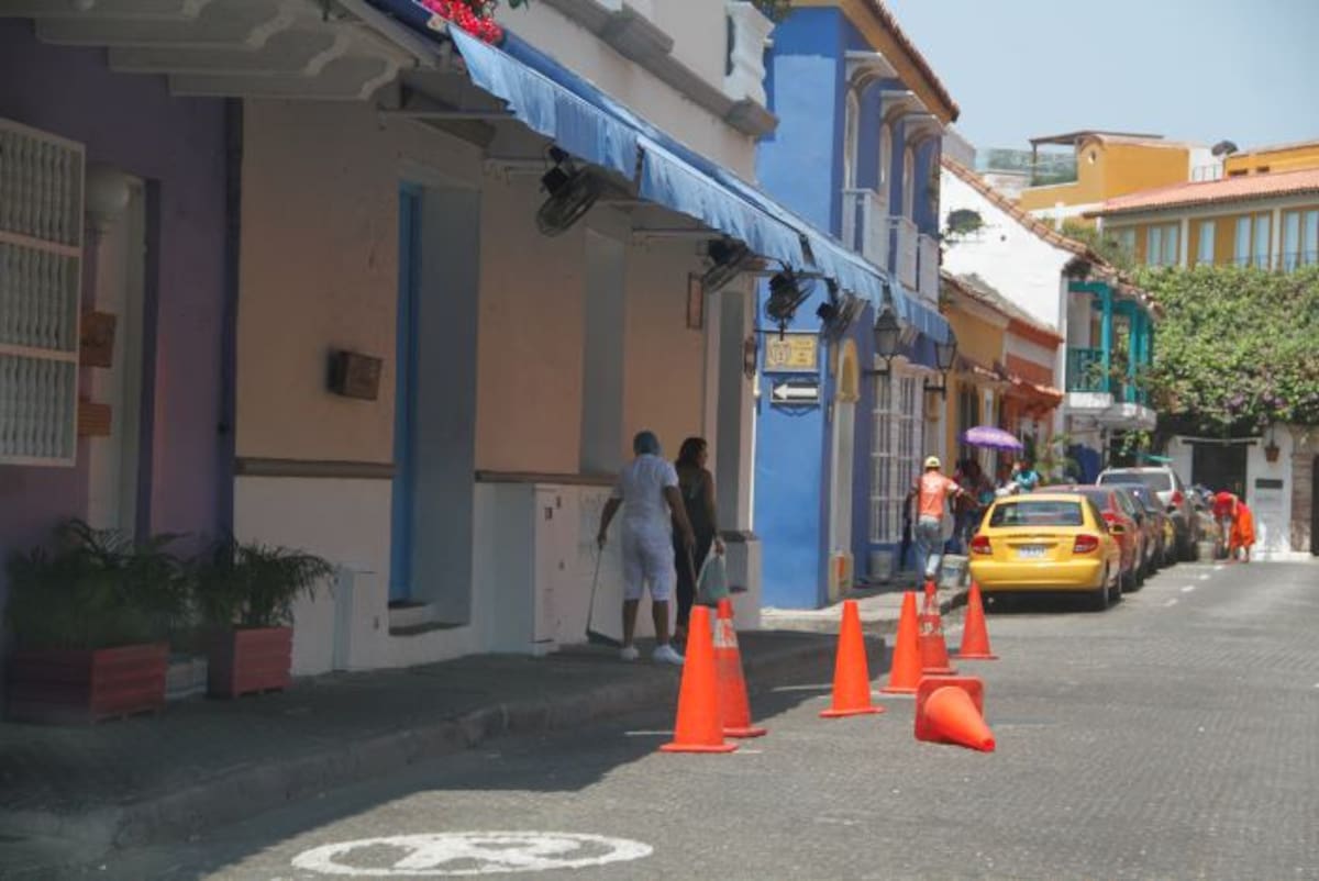 Los restaurantes Juan del Mar, Juan del Mar Cocina Peruana, Tango Feroz, Restaurante Galería y Zebra Café, tendrán que quitar sillas y mesas de las calles y andenes del Centro. Oscar Diaz Acosta