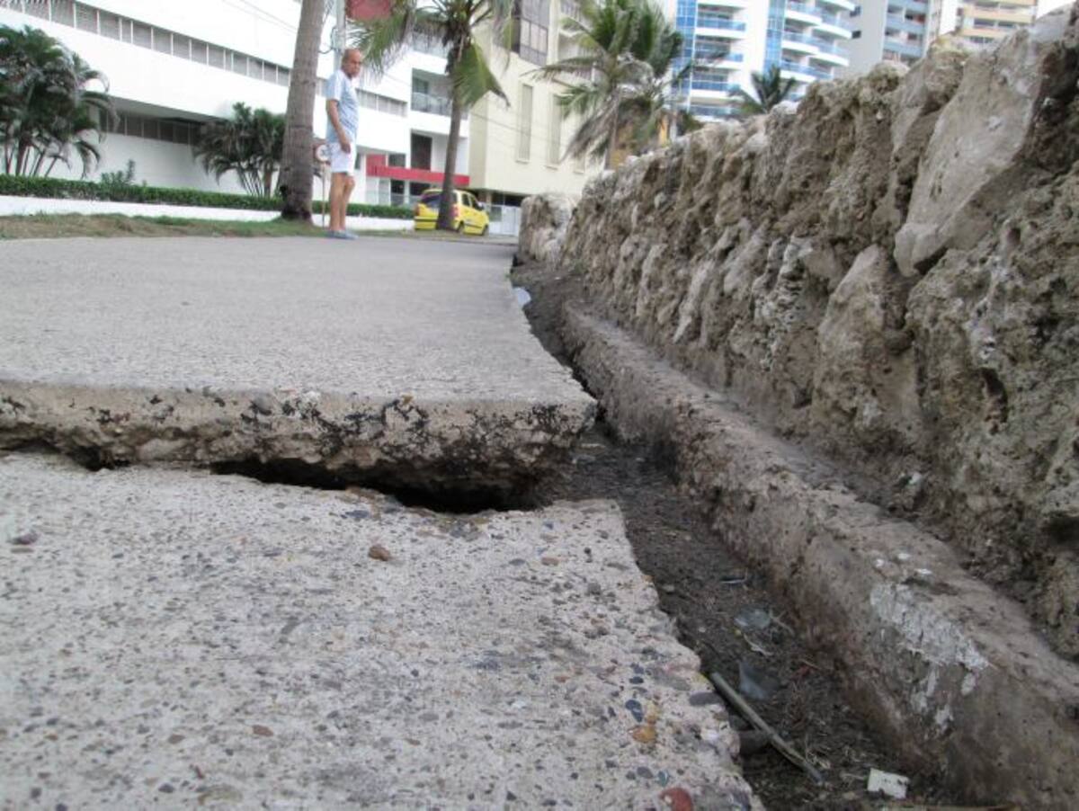 Varias placas del sendero peatonal de la Avenida del Retorno están hundidas y otras inclinadas, siendo otro riesgo para los peatones. PEDRO TORRES, EL UNIVERSAL