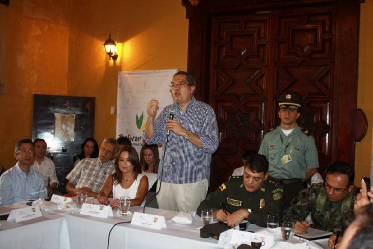 El ministro se reunió con autoridades del departamento en el Salón Amarillo del Palacio de la Proclamación. CORTESÍA