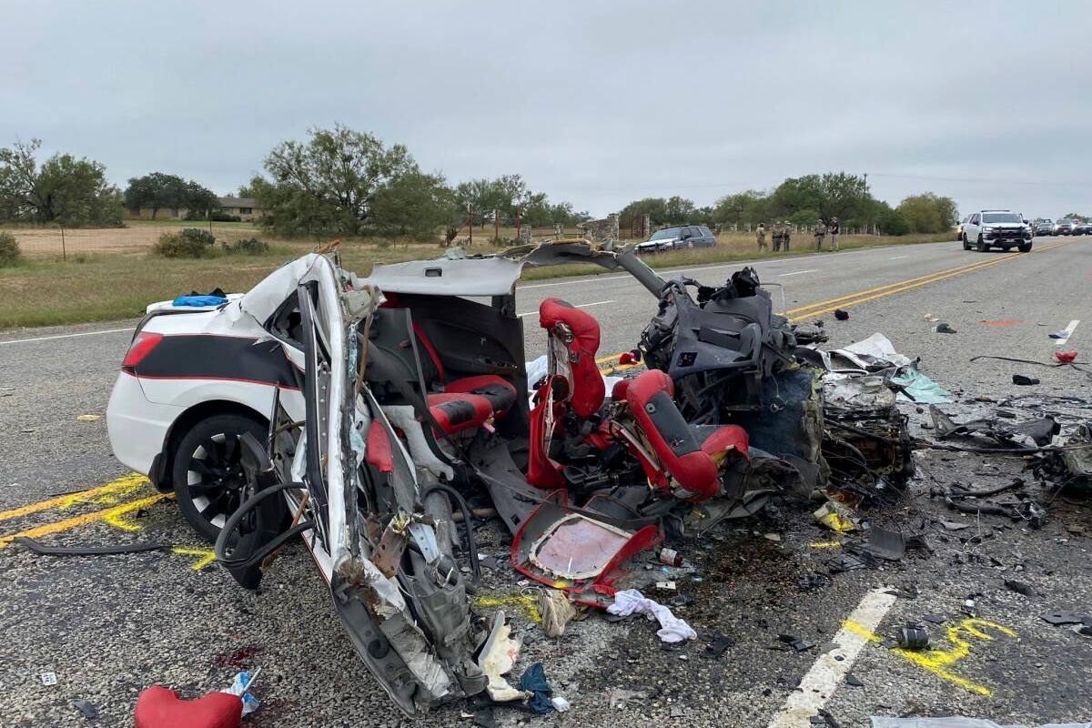 Violento choque deja 8 personas muertas, entre ellos varios migrantes