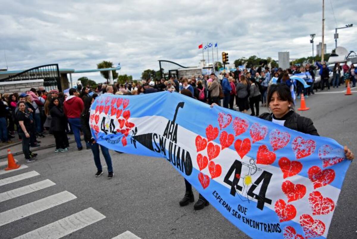Familiares de los submarinistas del Ara San Juan se concentran en la base naval del Mar del Plata hoy, sábado tras confirmarse el hallazgo de la nave. efe