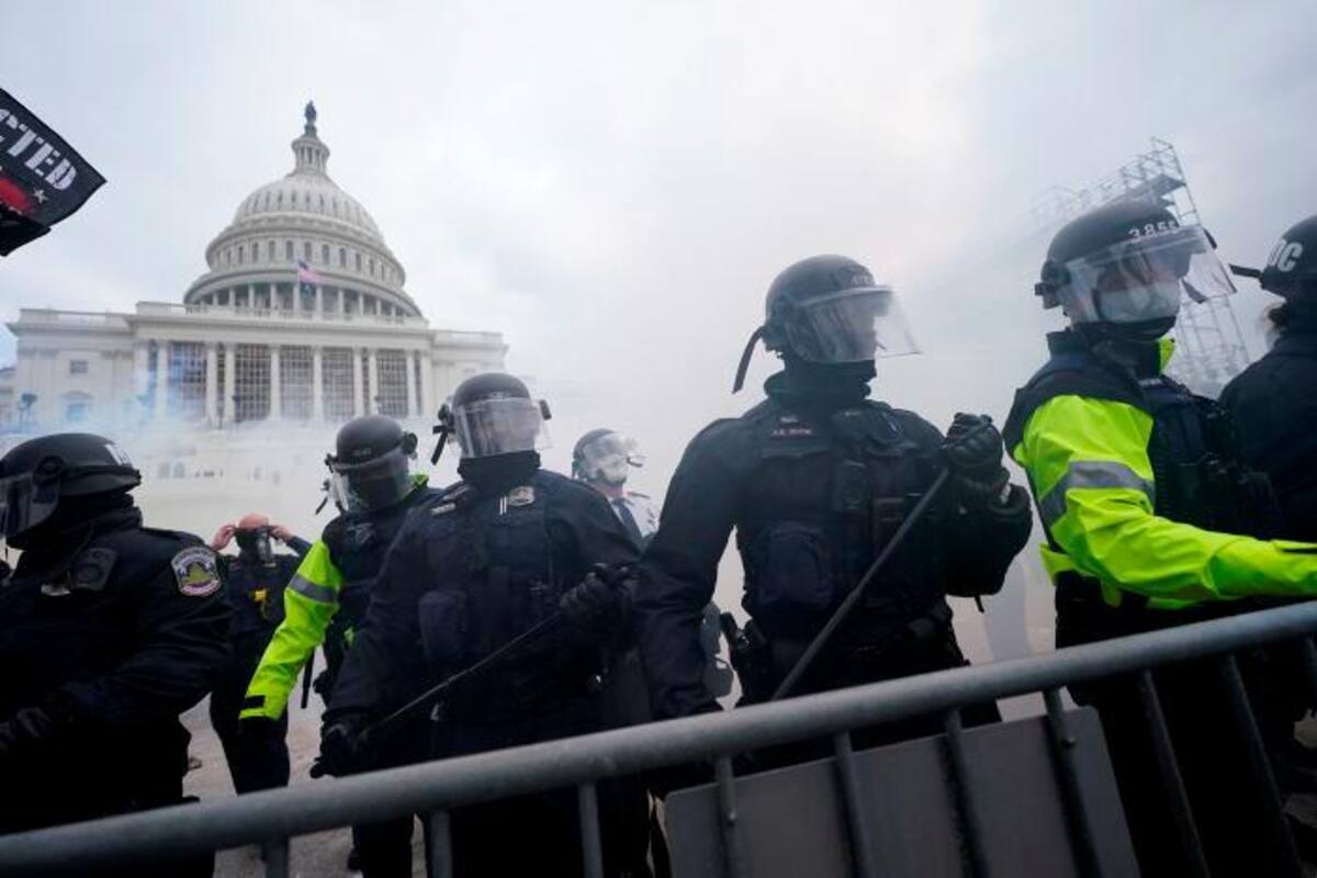 Capitolio de EEUU cerrado, seguidores de Trump chocan con policía
