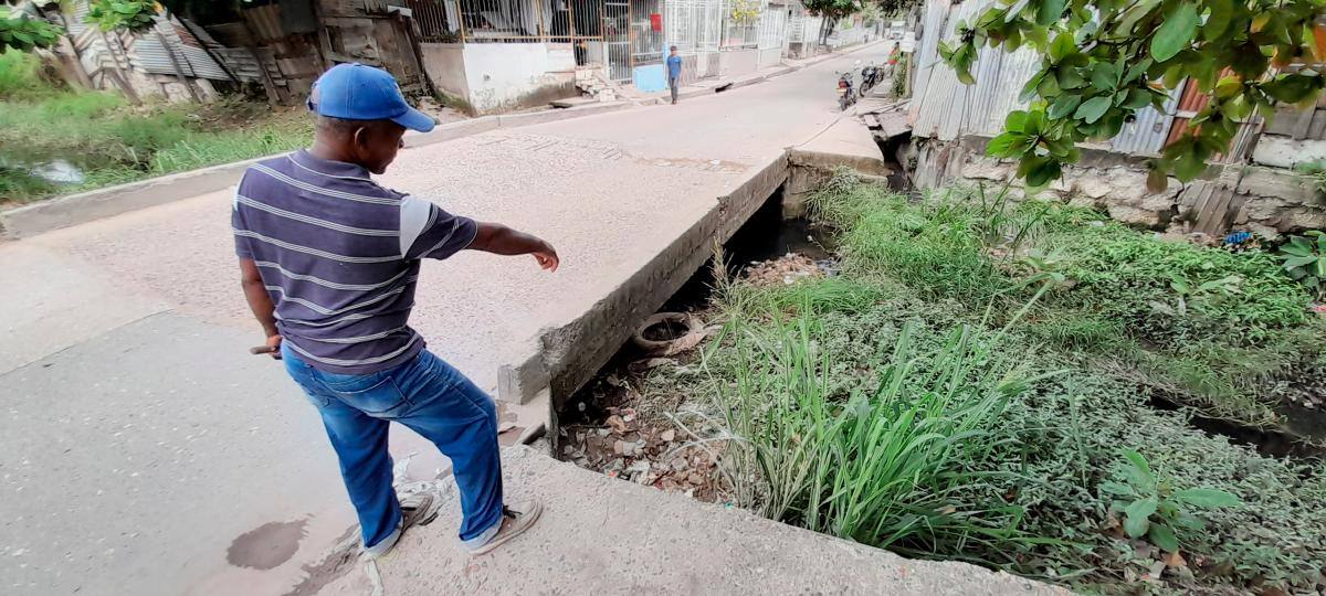 Vecinos piden que le hagan una limpieza al canal.
