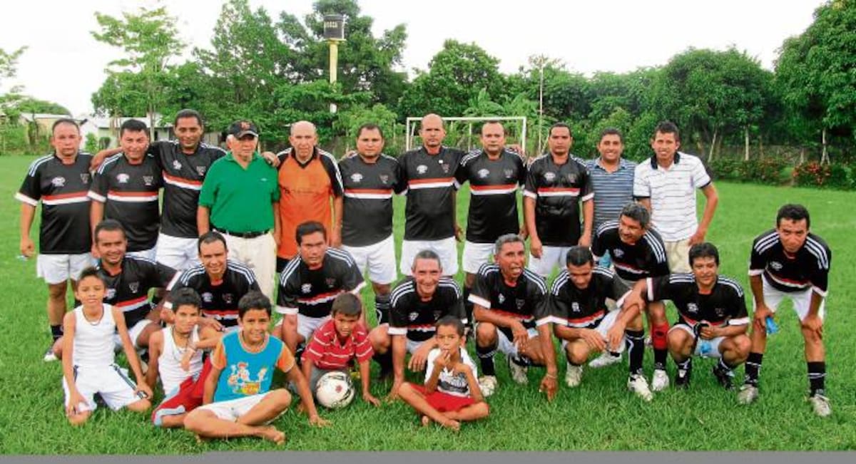 Equipo Veteranos de Guayabal que participa en el Torneo de Fútbol Recreativo.