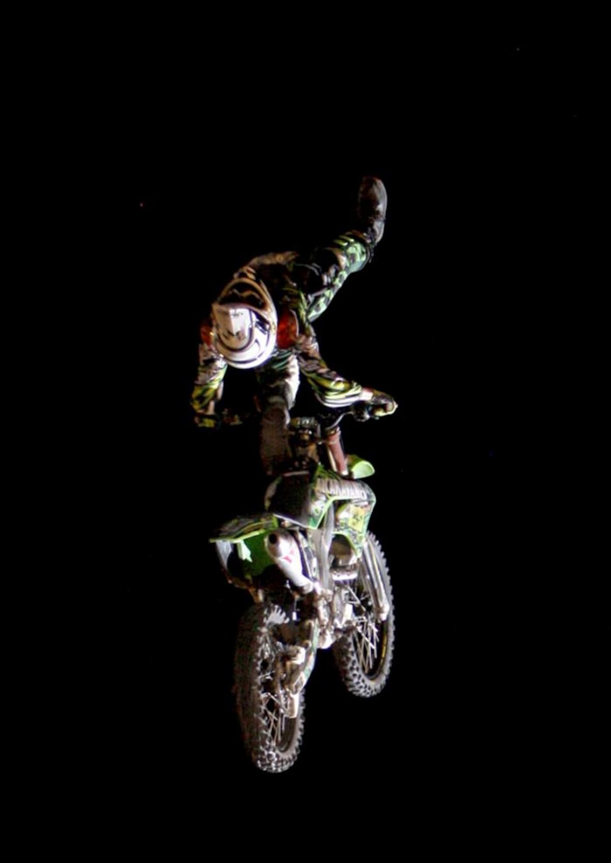 Julián Gómez sufrió un accidente en un salto en su moto y está en coma inducido. COLPRENSA