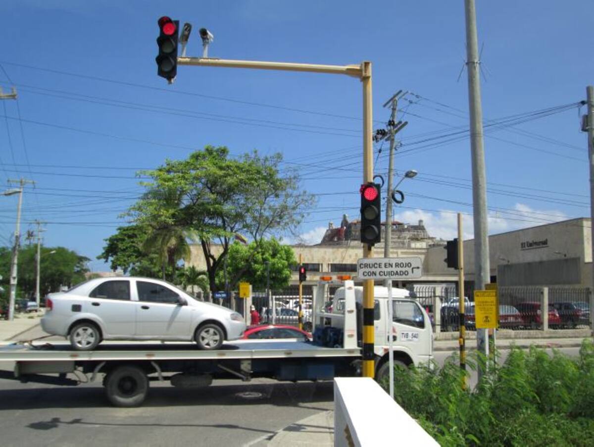 El giro a la derecha, cuando la luz está en rojo está permitido, respetando la prelación del peatón. Archivo El Universal
