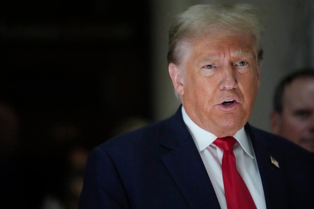 Abogados de Donald Trump piden aplazar su juicio por documentos secretos