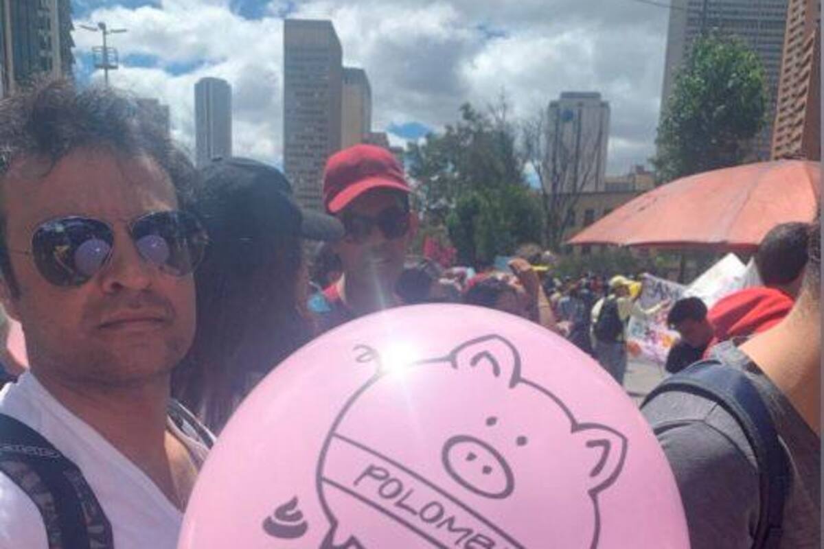 Fuertes críticas al actor Julián Román por foto con un cerdo y la palabra “Polombia”