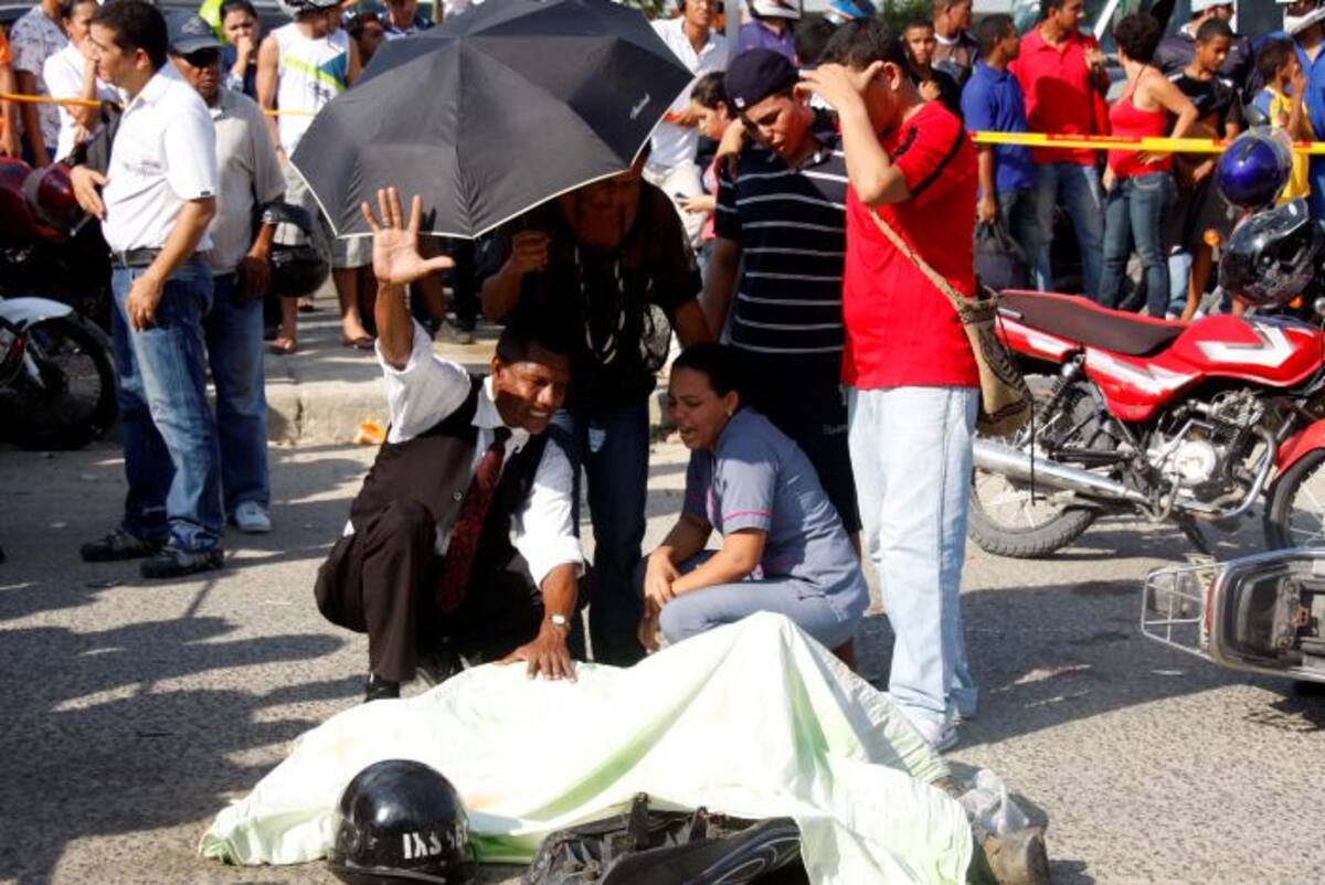 El pastor Jimmy impuso sus manos al cadáver y elevó las oraciones al cielo para pedir por su resurrección. Dagoberto Cabarcas - El Universal