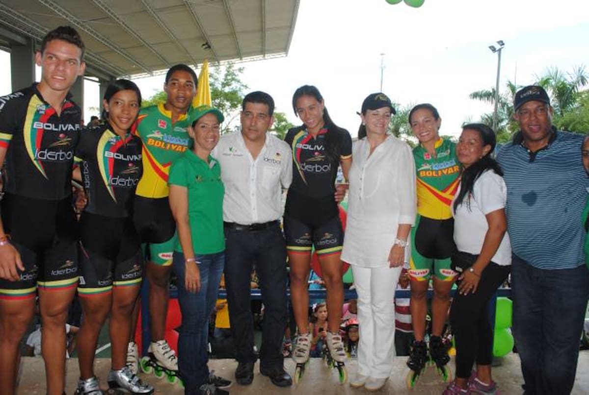 Ana Elvira Gómez (blanco), primera dama del departamento y Dumek Turbay, director del Iderbol, acompañaron a los campeones mundiales en la Clínica de Patinaje que se realizó ayer en Cantagallo. FOTO CORTESÍA