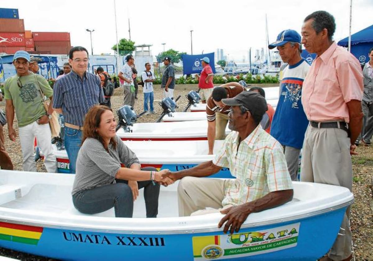 Entrega de lanchas y equipos de pesca a pescadores, con la presencia de la alcaldesa, Judith Pinedo; y Luis Magin Guardela, director de la Umata.