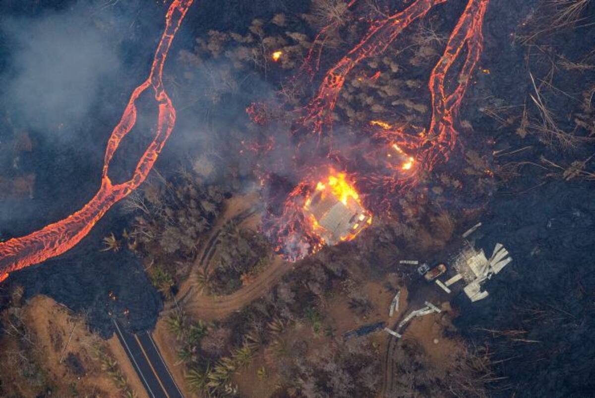 Las llamas azules por el consumo de gas metano son el más reciente fenómeno natural que despliega la erupción del volcán Kilauea en Hawai. EFE BRUCE OMORI/PARADISE HELICOPTER