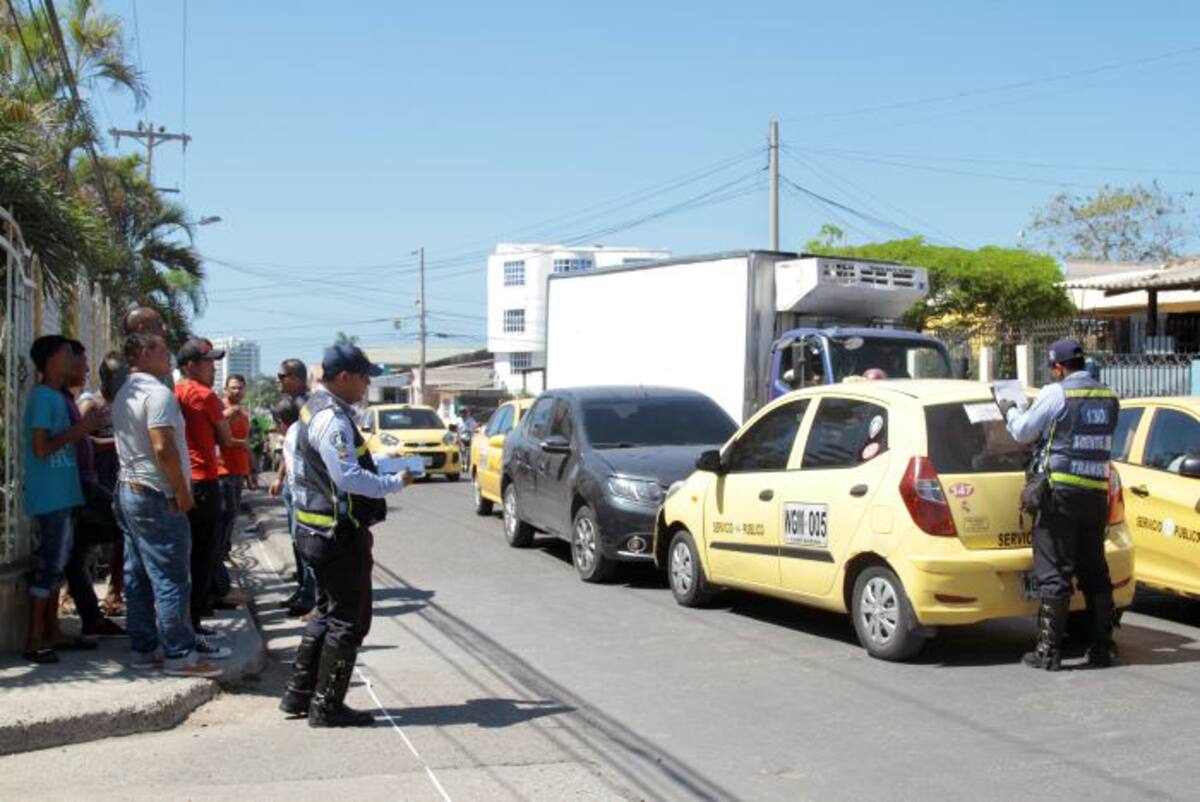 El primer incidente entre taxis y un vehículo particular se registró ayer en Daniel Lemaitre. Incidente entre Uber y taxistas