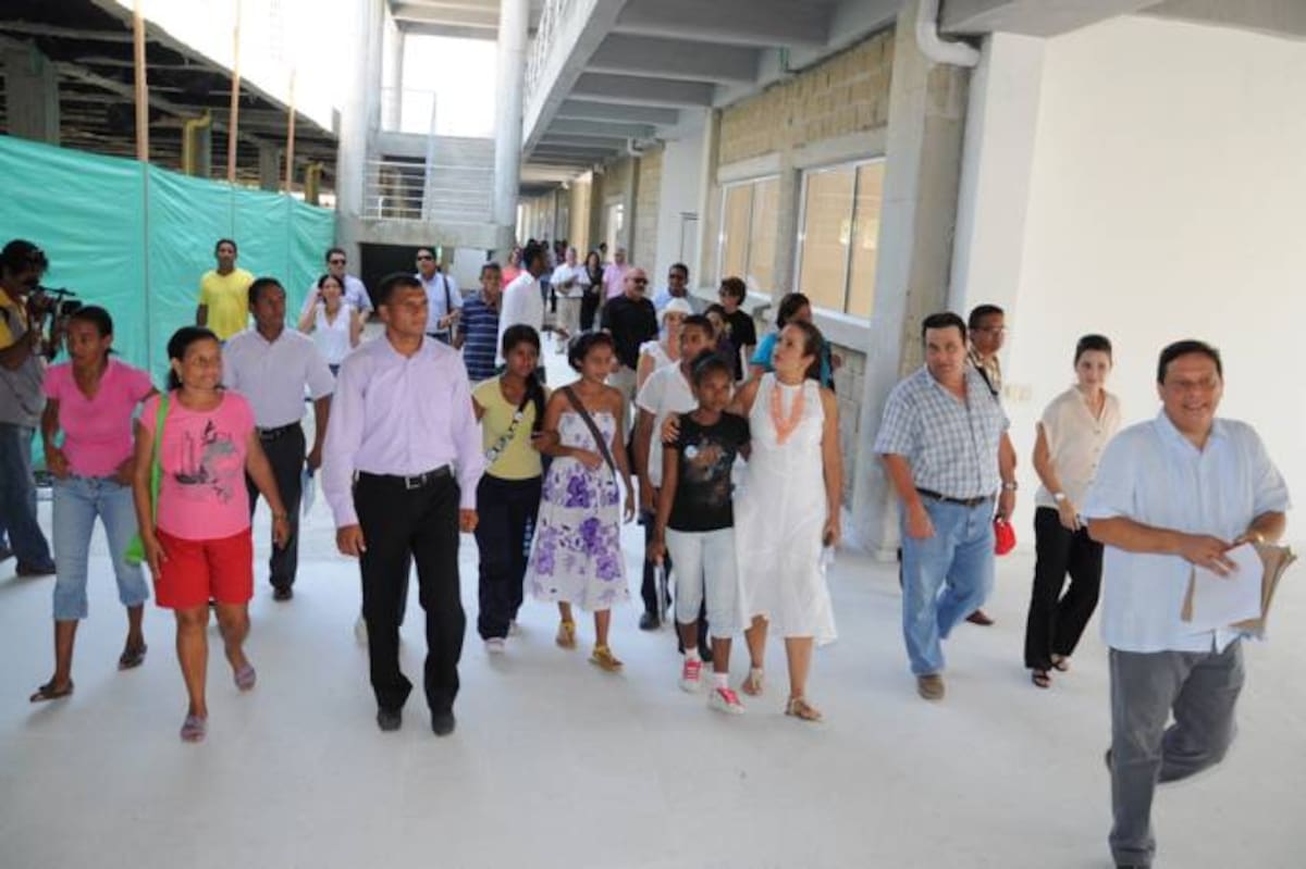 La alcaldesa, Judith Pinedo, recorrió la Institución Educativa Nuestro Esfuerzo en El Pozón. CORTESÍA RAFAEL ZABALA-PRENSA ALCALDIA