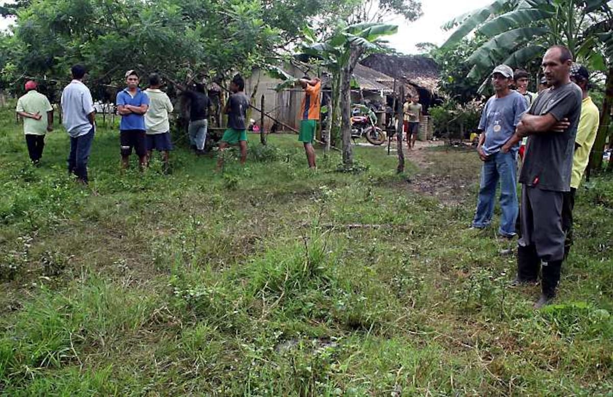 Uno de los hermanos asesinados intentó lesionar con un palo a uno de los asesinos en su huida, pero fue baleado y cayó en el potrero de la finca.