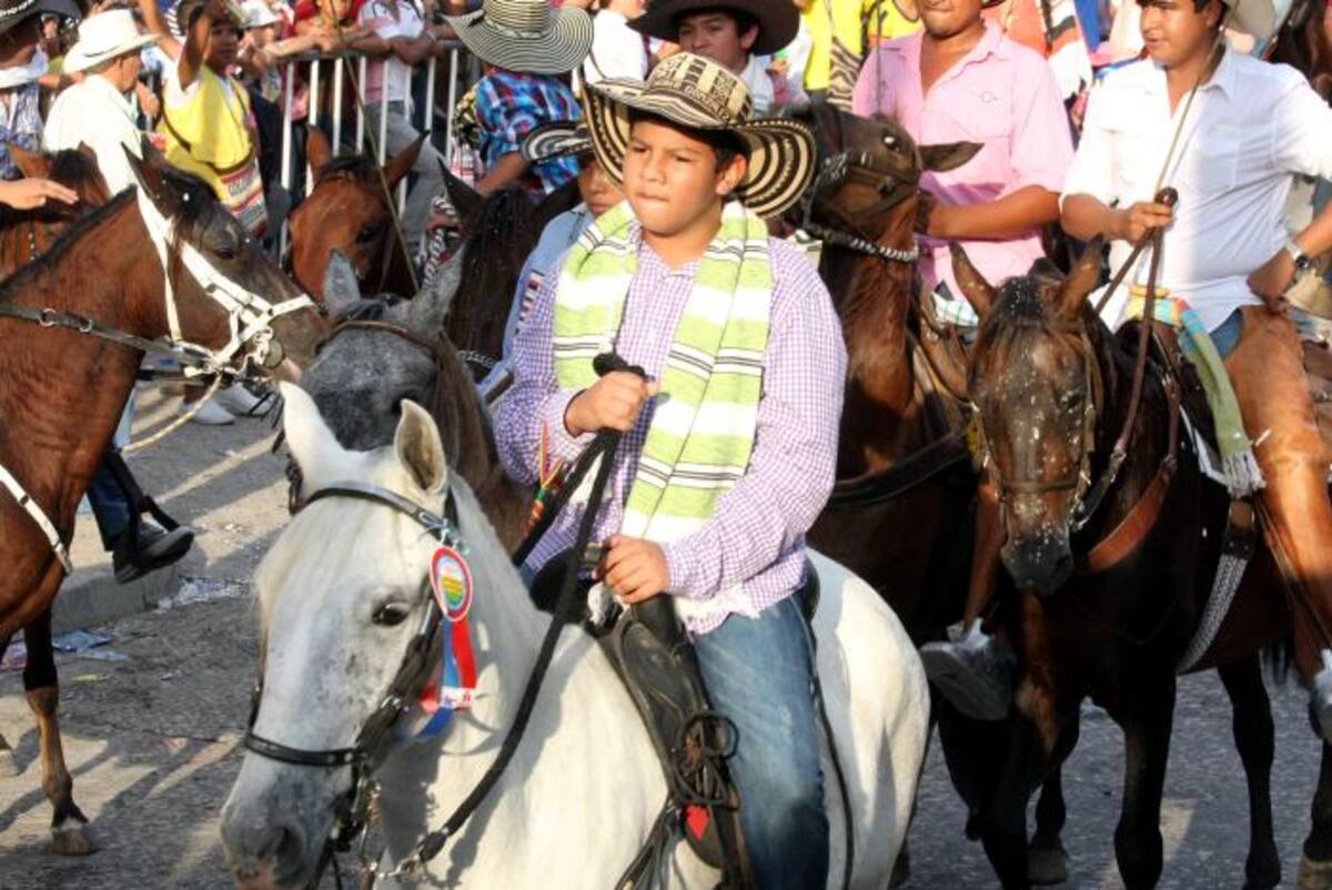 Niños también disfrutaron de la cabalgata, acompañados de adultos. MANUEL SANTIAGO PÉREZ /EL UNIVERSAL/