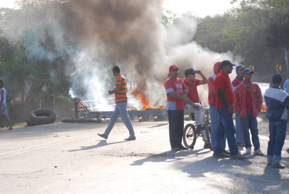 Los habitantes de El Carmen protestan por la falta del servicio de agua potable. Lila Leyva - Corresponsal El Universal -