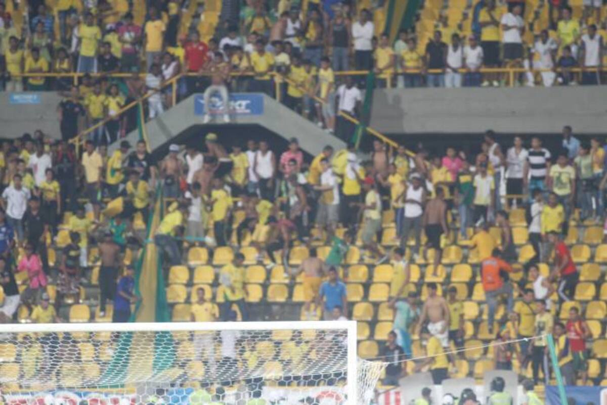 Luego, enfrentamientos a las afueras del estadio, hicieron que se vivieran momentos de pánico en el sector y que quedara una muy mala imágen de una afición a la que se le había regalado entradas para ir a apoyar a su equipo. ÓSCAR DÍAZ