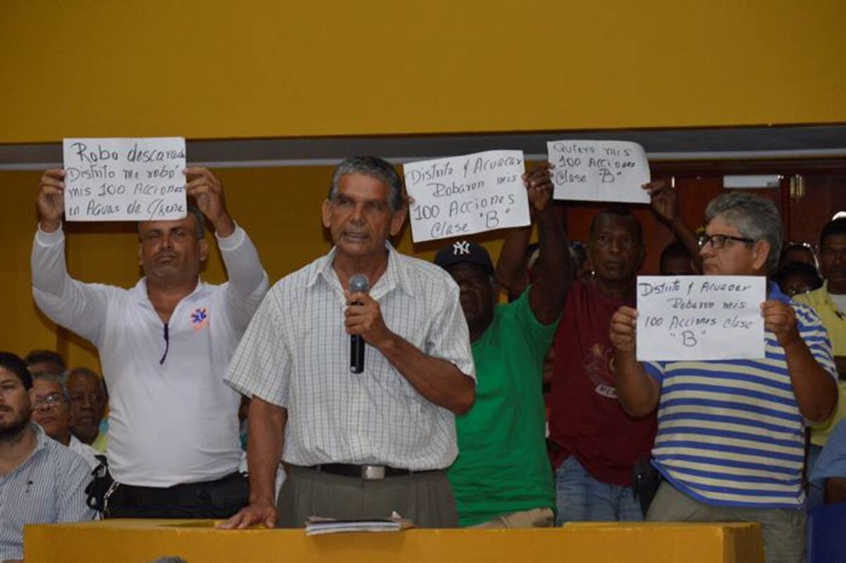 La asociación de extrabajadores de las extintas empresas públicas de Cartagena acudieron al Concejo para reclamar lo que consideran sus derechos, 22 años después de creada Aguas de Cartagena. Su vocero Humberto Gutiérrez pidió atención a su gremio. ÓSCAR DÍAZ