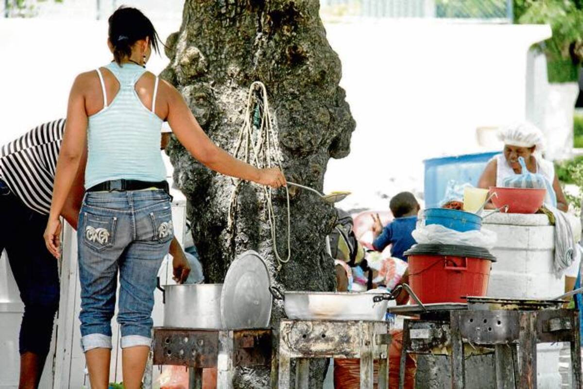 Domingos y días feriados la playa de Castillogrande es convertida en una gran cocina que altera la tranquilidad de los residentes próximos. DAGOBERTO CABARCAS-EL UNIVERSAL