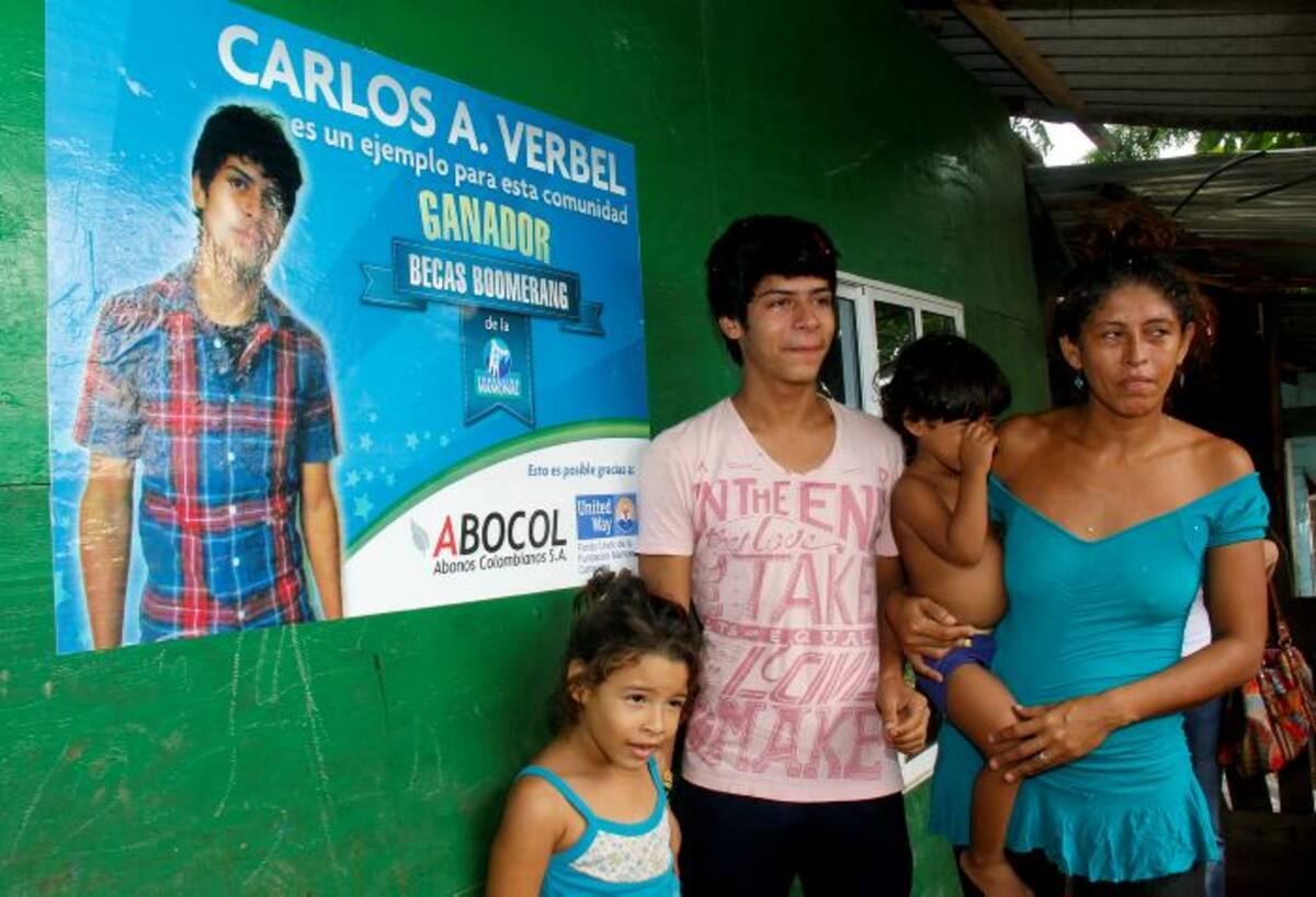 Carlos Verbel, ganador de la beca Boomerang celebra con su familia. Kailline Giraldo.