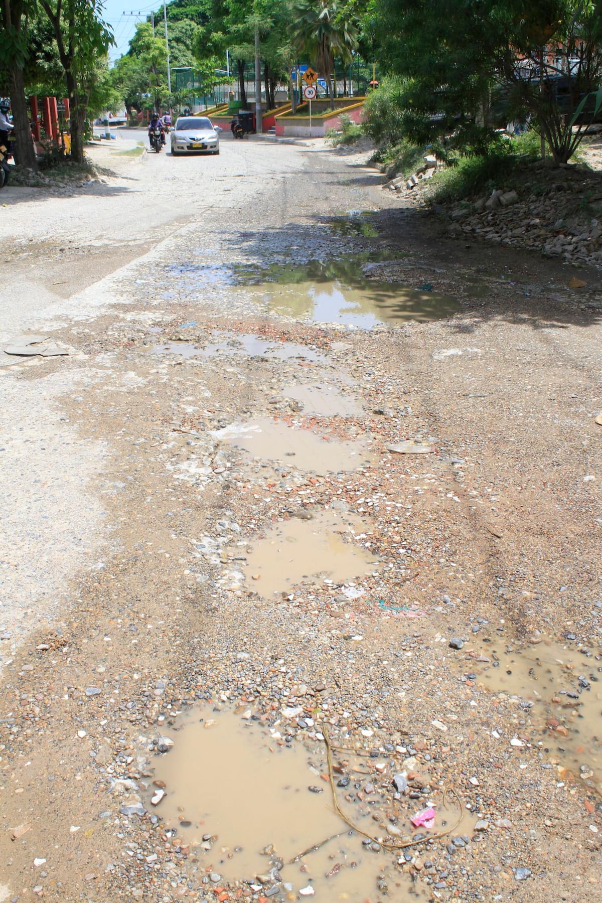 La vía principal de Chile tiene varias placas deterioradas.