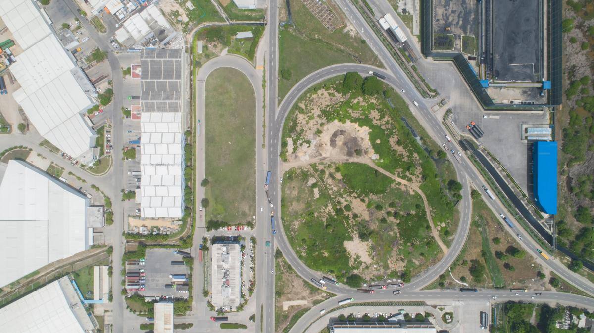 Con el apoyo de varias empresas, Parquiamérica lidera la adoptar esta zona verde frente a sus instalaciones. // CORTESÍA