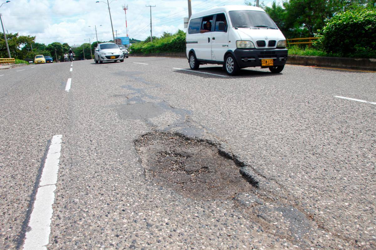 Este hueco está a mitad de vía en el puente Bazurto, antes de llegar al peaje de Manga.