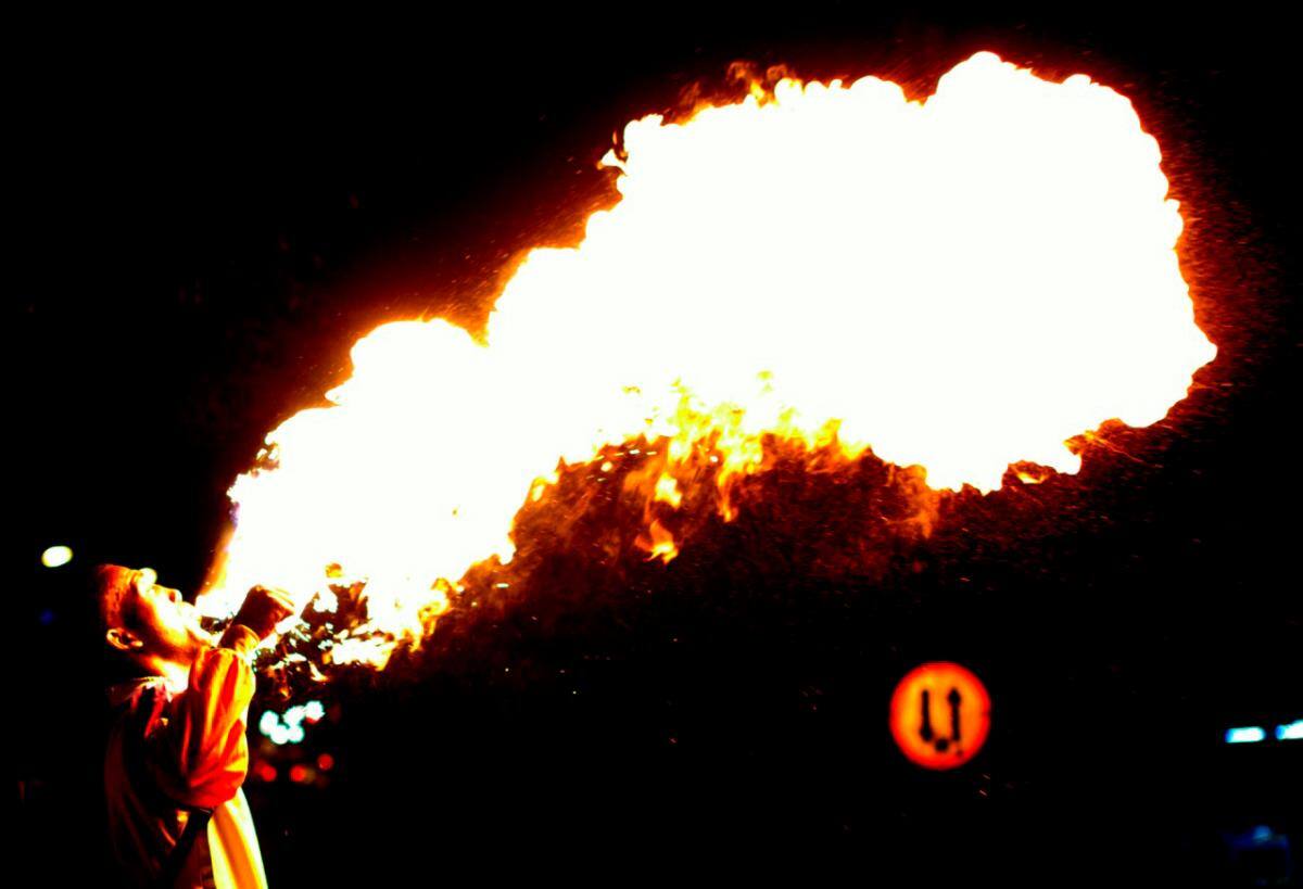 Más de veinte comparsas participaron en la Noche de Candela. // Foto: Luis Eduardo Herrán.