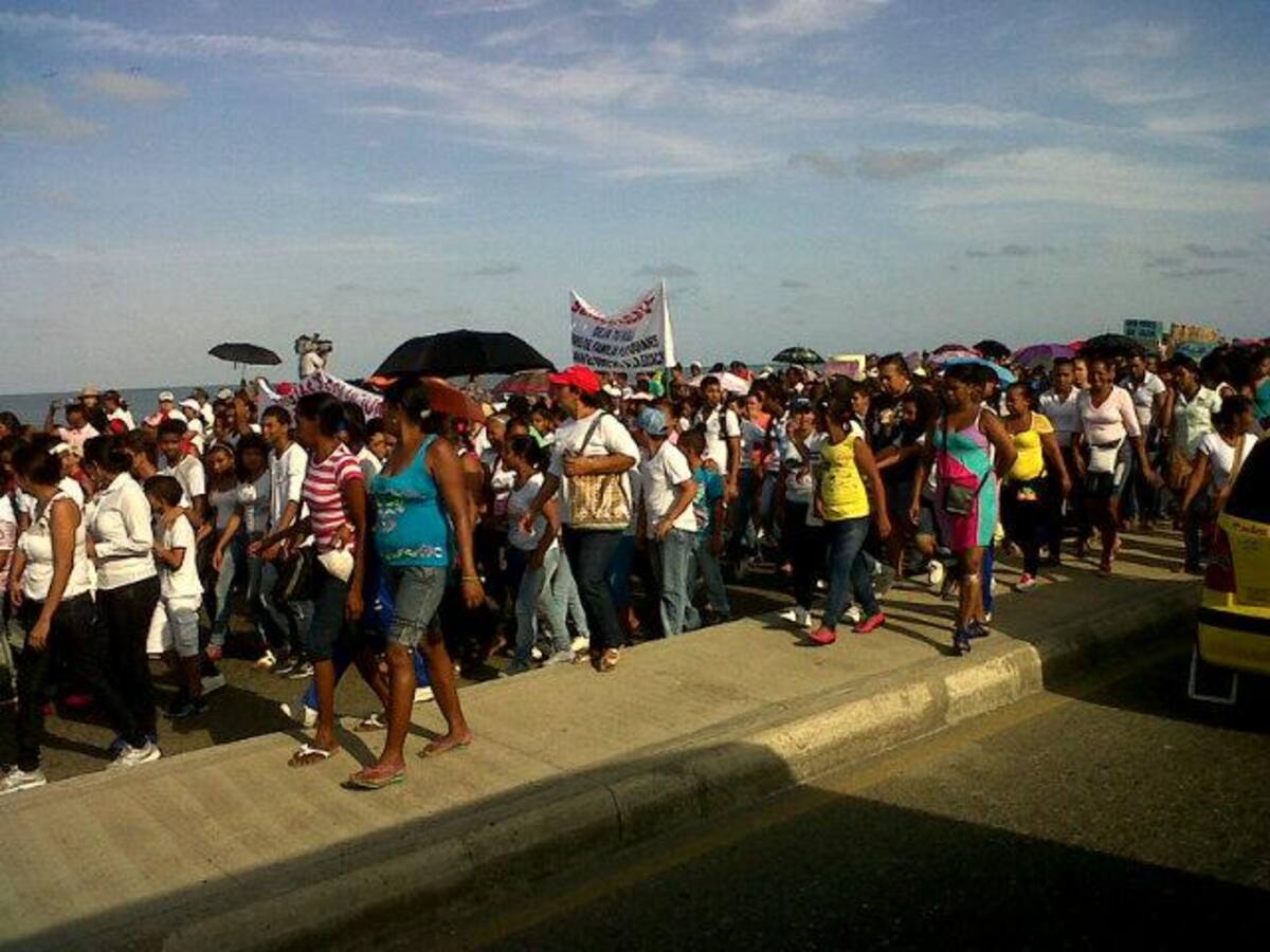 La marcha, que avanza por la Avenida Santander, llegará hasta la Secretaría de Educación. CORTESÍA