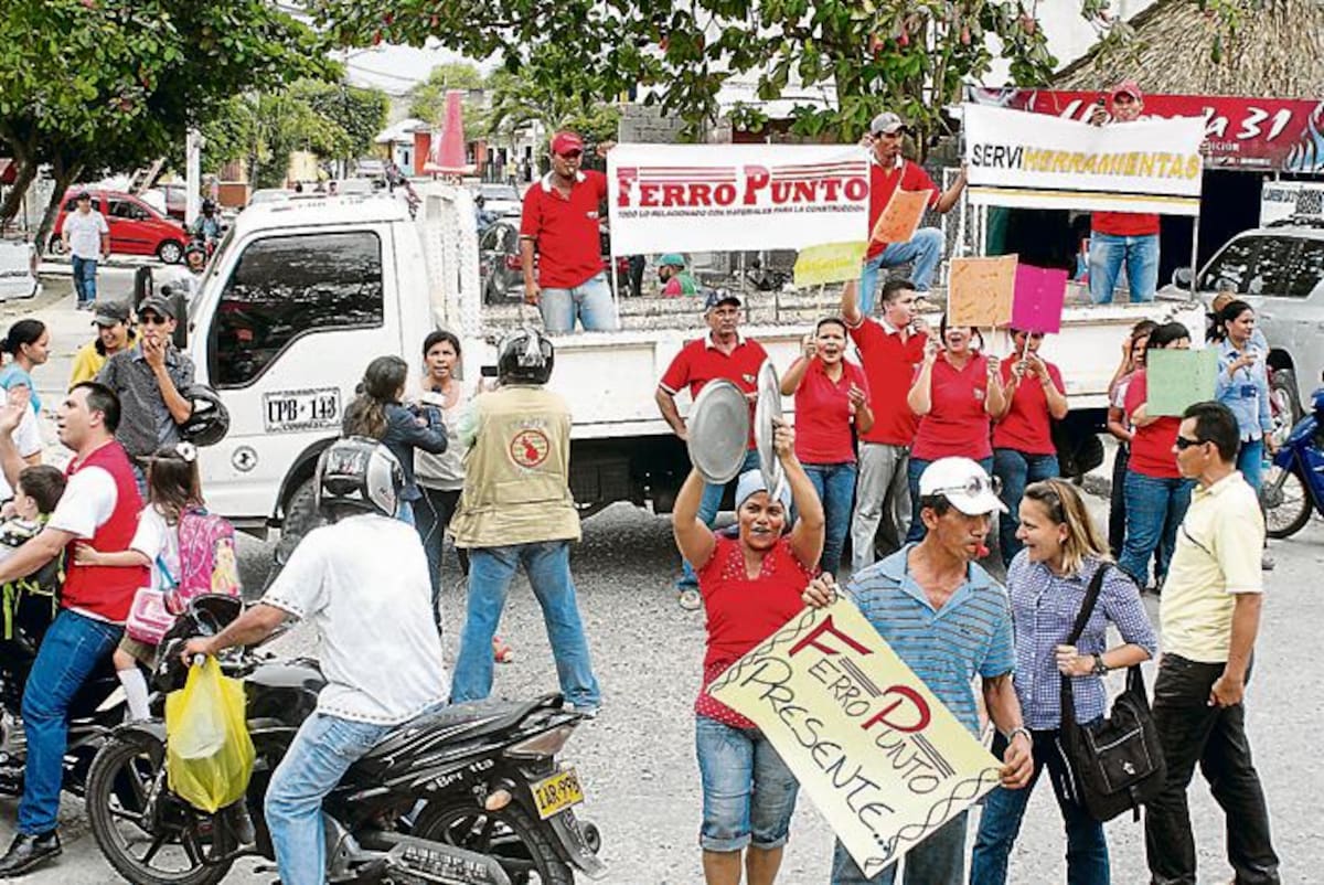 Los comerciantes durante el plantón para exigir más vigilancia en el sector de Majagual. MANUEL SANTIAGO PÉREZ/EL UNIVERSAL/