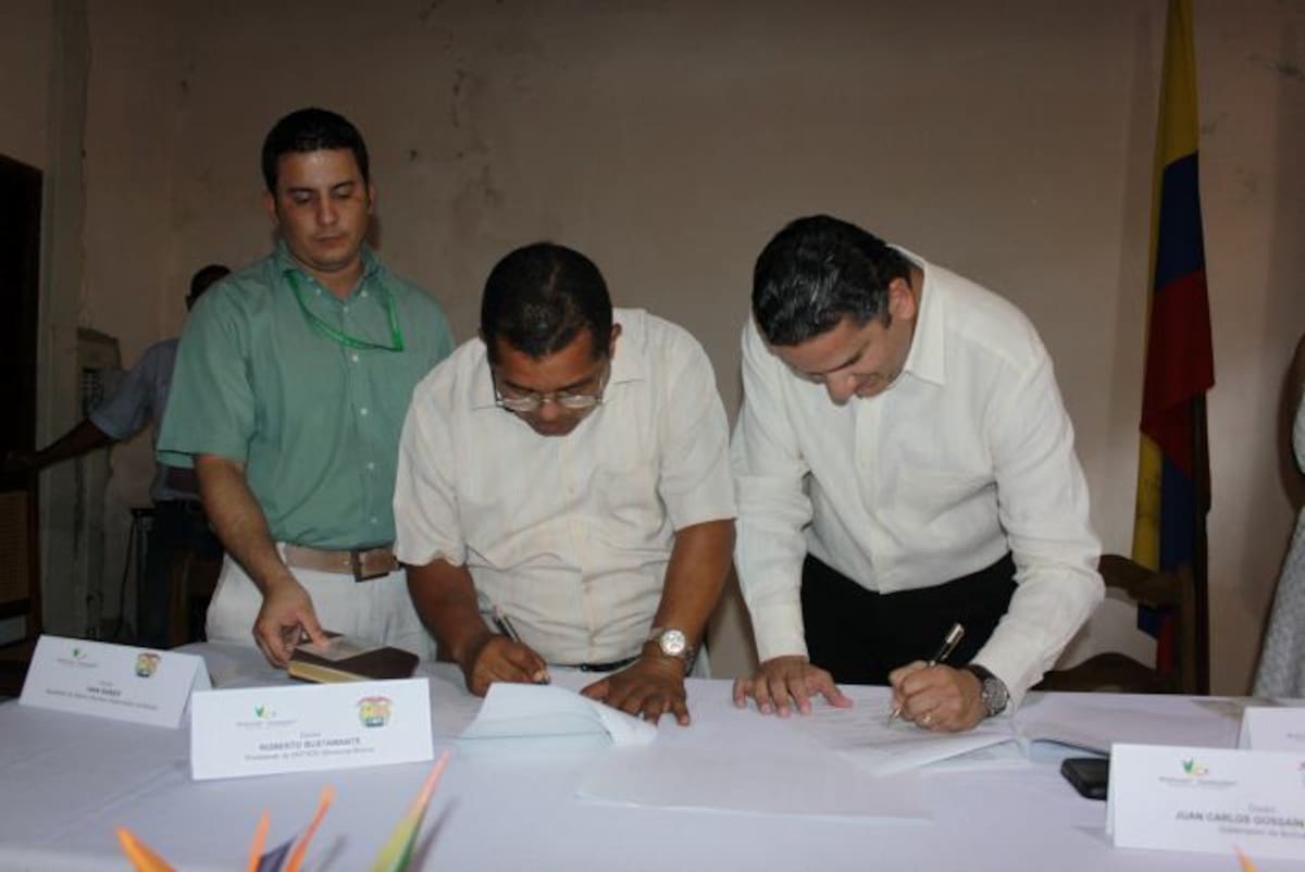 El Gobernador de Bolívar invitó a la directiva de (ANTHOC) a que cooperen en algunas funciones procedimentales del departamento relacionadas al sector salud. Cortesía