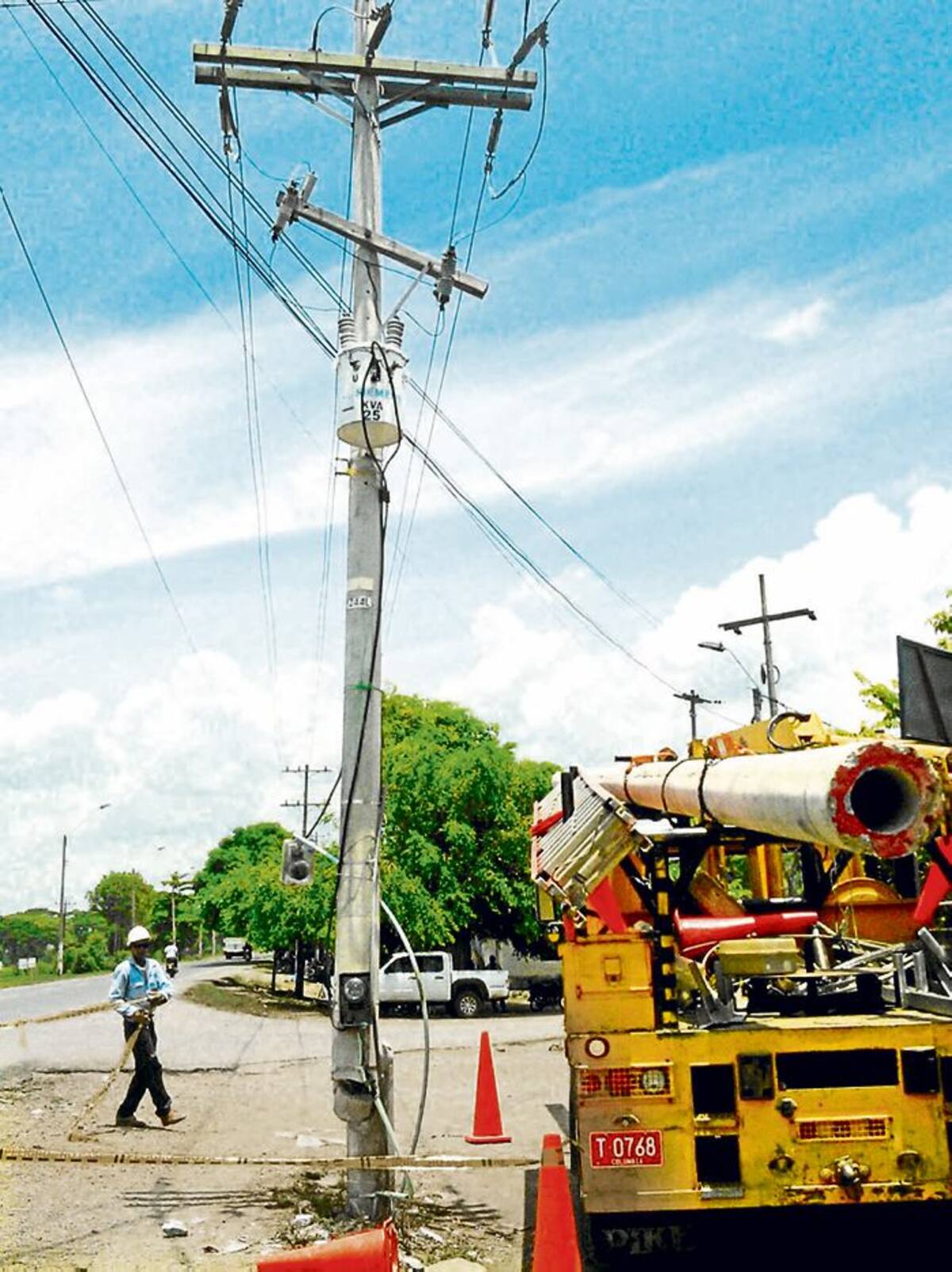 Camión derribó un poste y dejó a parte de Cereté sin luz.