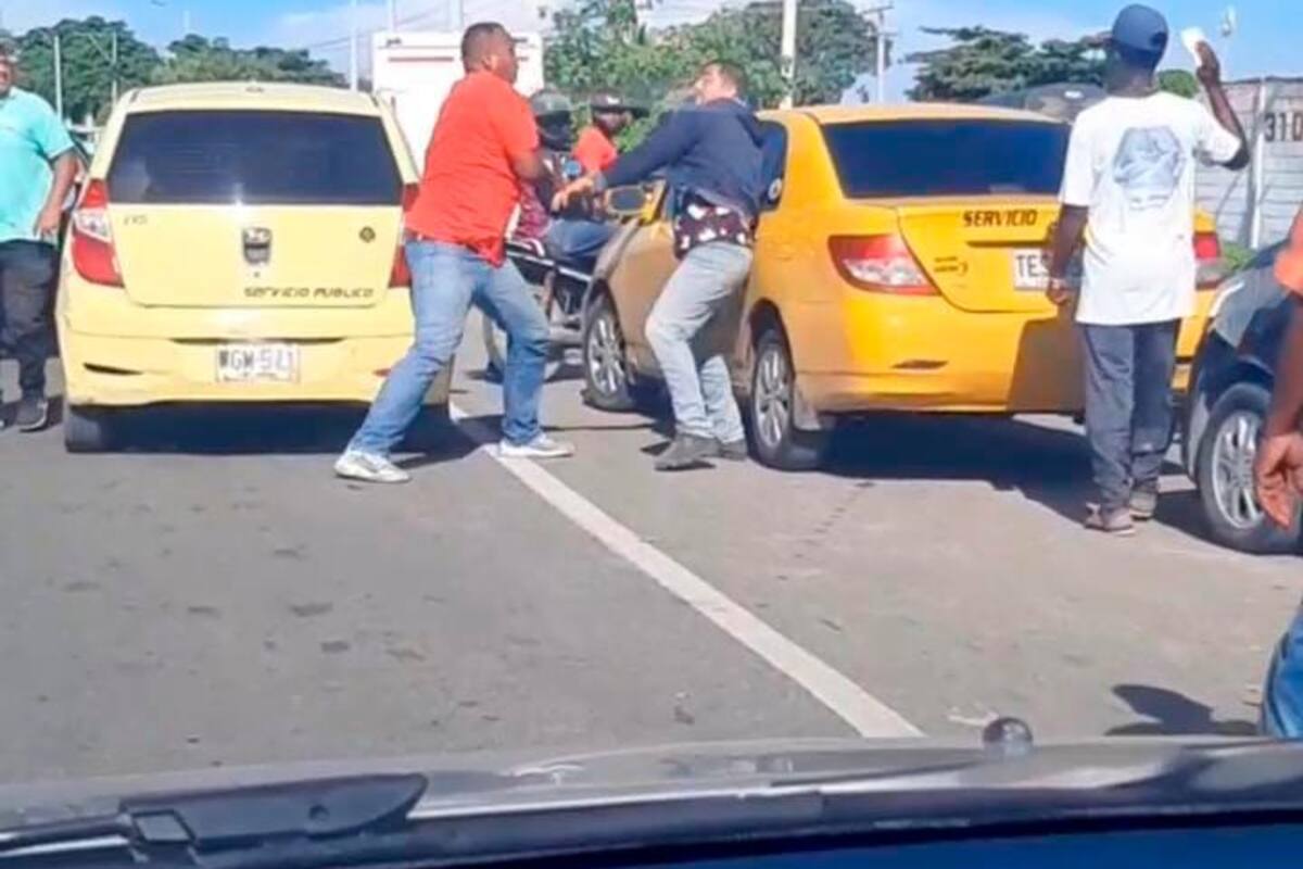 Video: Hombres se enfrentan a puño en plena rotonda de El Pozón
