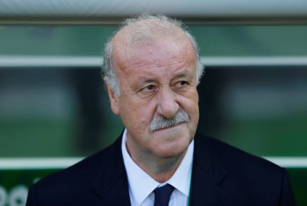 Vicente del Bosque piensa en el grupo que llevará a Brasil. AP VICTOR R. CAIVANO