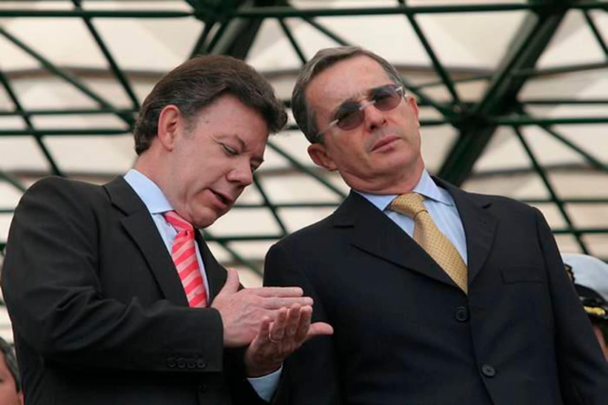 “Le lavó el cerebro a Duque” y “sigue aferrado al poder”: Santos sobre Uribe