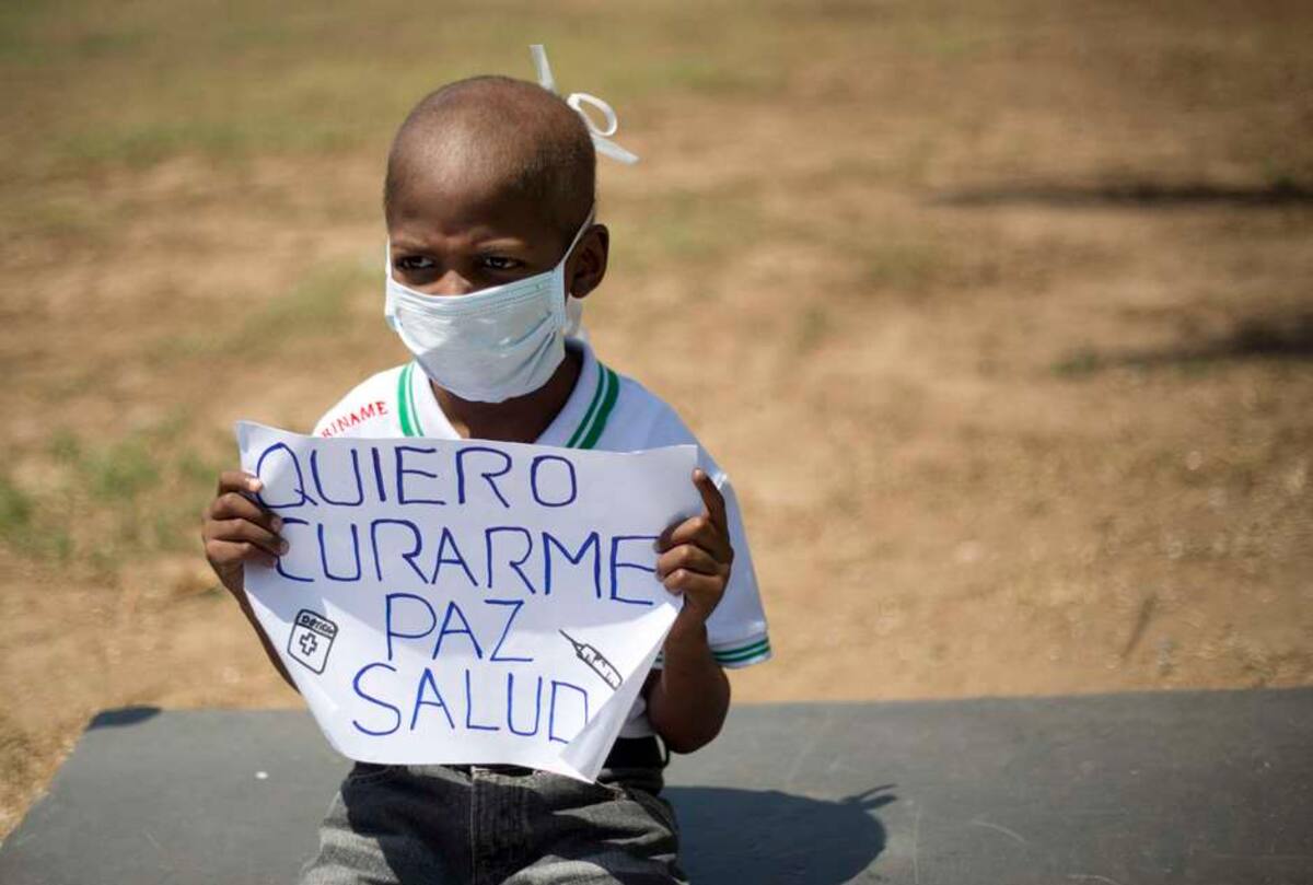 Entre los manifestantes destacaba la pequeña figura de Oliver Sánchez, de 8 años, quien con el rostro cubierto por un tapabocas levantaba un cartel que decía "Quiero curarme, paz, salud". AP