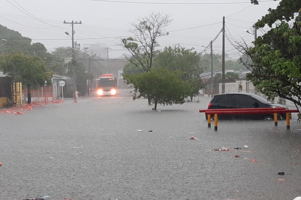 Inundaciones, árboles caídos y casas desplomadas deja fuerte lluvia en Cartagena